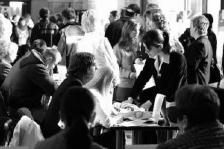 Absolventii, ocoliti de patroni