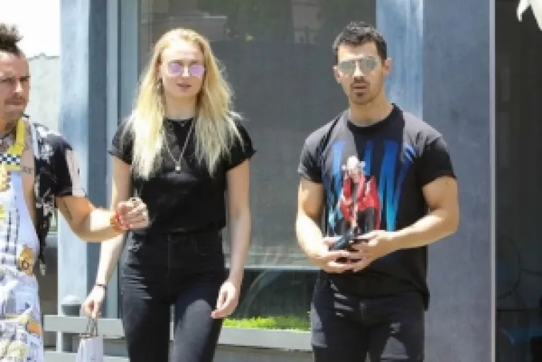 Actrita Sophie Turner s-a logodit