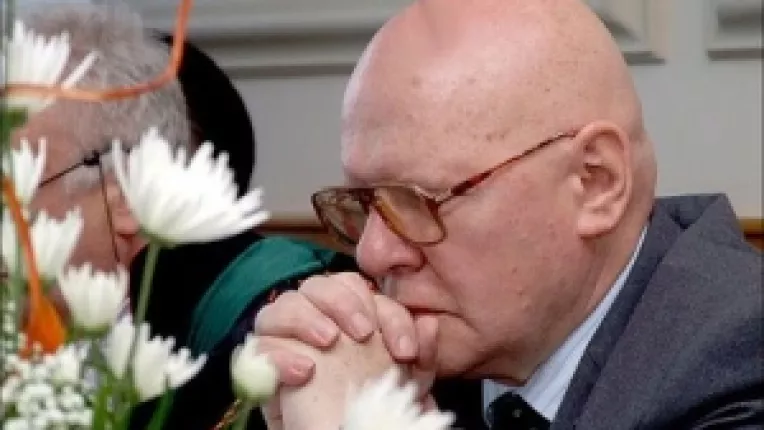 Adrian Nastase: Il respect si-l pretuiesc pe acad. Razvan Theodorescu oriunde s-ar duce