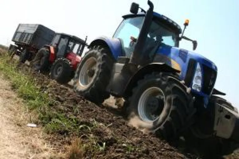 Agricultorii isi pun subventia in bratele bancii