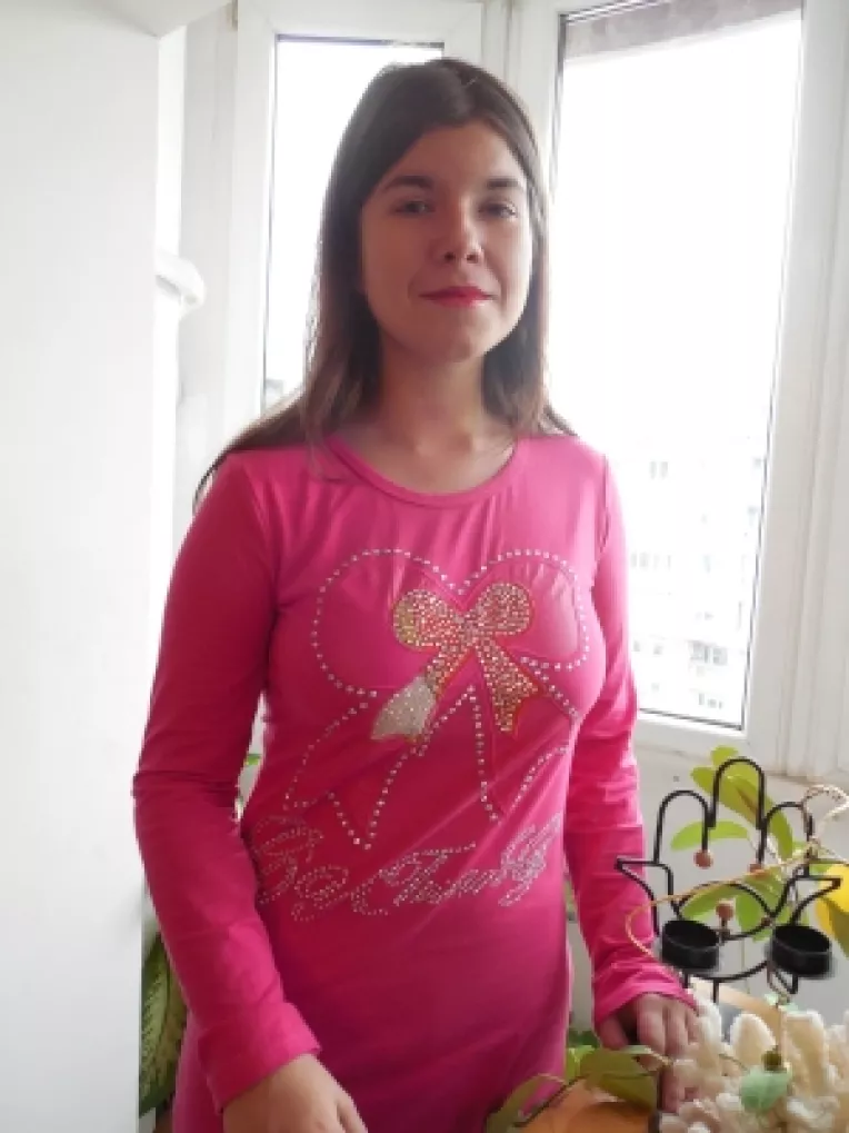 Alina Avadanei, o tanara romantica, scrie la revista "Idealuri" tiparita de Colegiul National "Iulia Hasdeu"