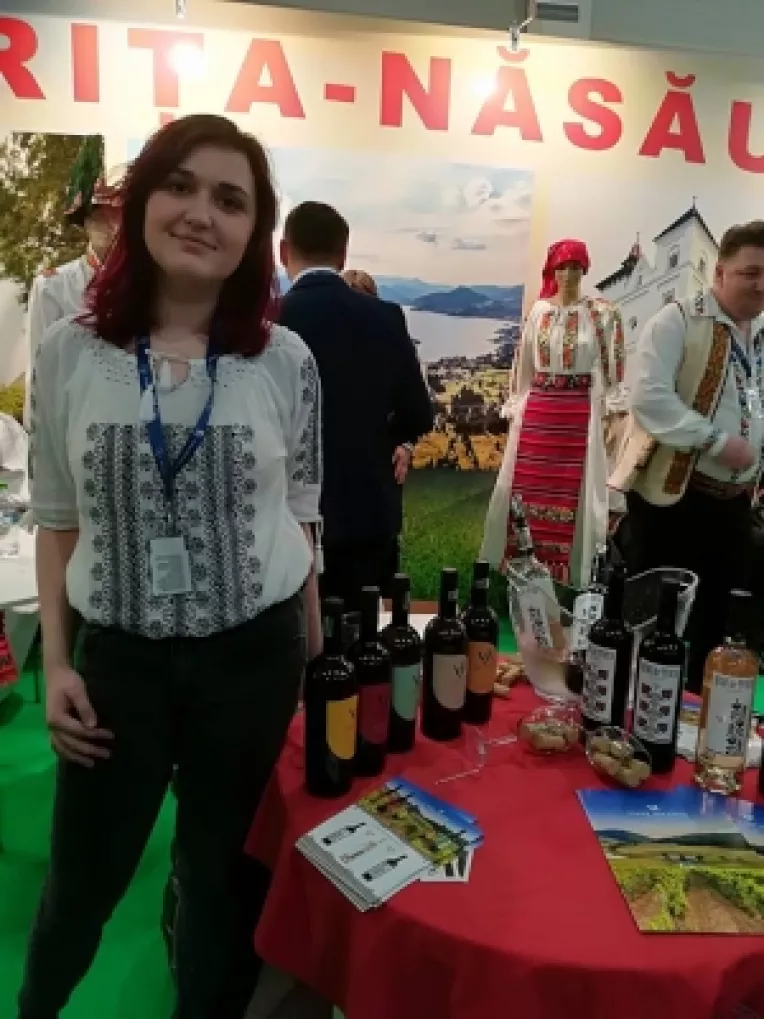 Andra Muntean si vinurile Valea Ascunsa, la Targul de Turism de la Romexpo
