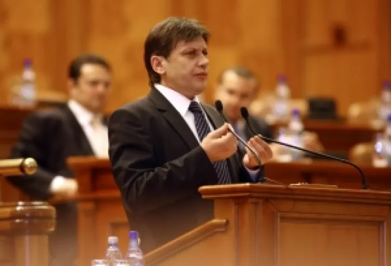 Antonescu: Guvernul are doua posibilitati - asumarea riscului economic sau demisia
