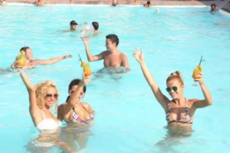 Apa din piscine, stranduri, bazine este permanent predispusa contaminarii cu microorganisme din aer sau de la oameni