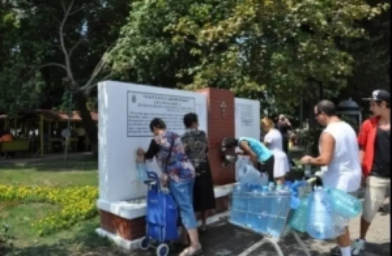 Apa plata de la puturi de mare adancime