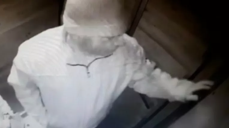 Apel catre cetatenii din Capitala sa il gaseasca pe pedofilul care a agresat doi copii in lift