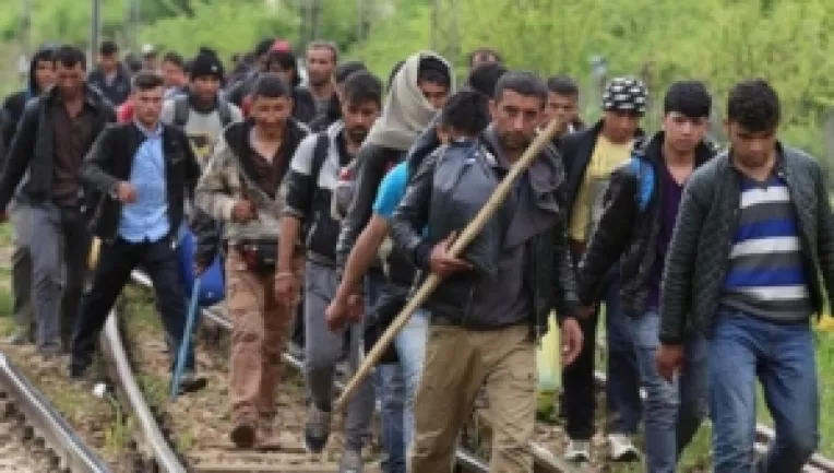 Aproximativ 2.000 de imigranti care doresc sa ajunga in Europa occidentala au fost blocati de politia macedoneana