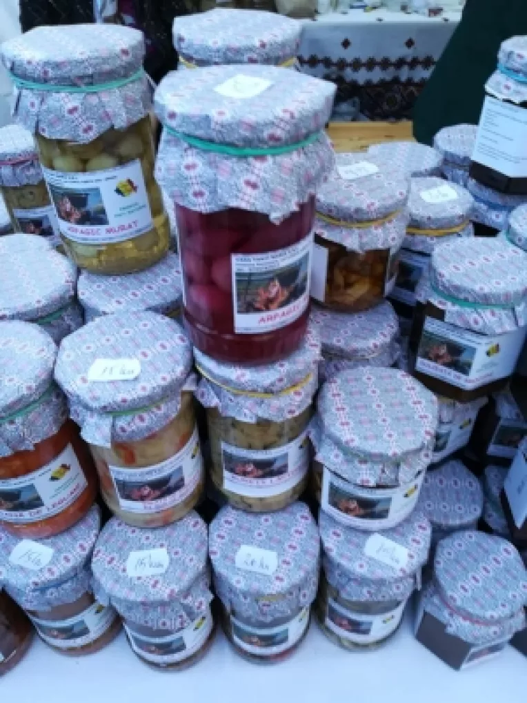 Arpagic murat, alb si rosu,la borcan, un deliciu, la standul cu produse naturale al Marianei Gancila