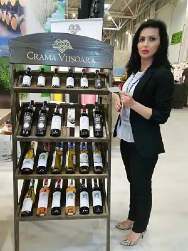 Aura Radu, Sales Manager la crama Viisoara, la Targul de Turism de la Romexpo