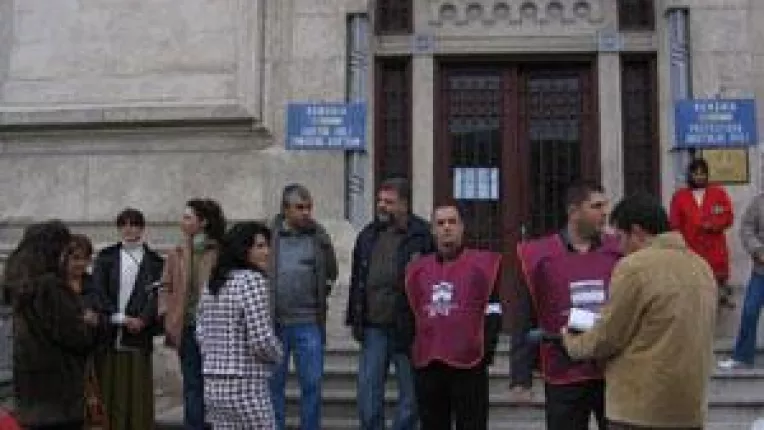 Autoritatile nu pot scapa de angajatii incapabili sau indisciplinati. Functionar pana la moarte