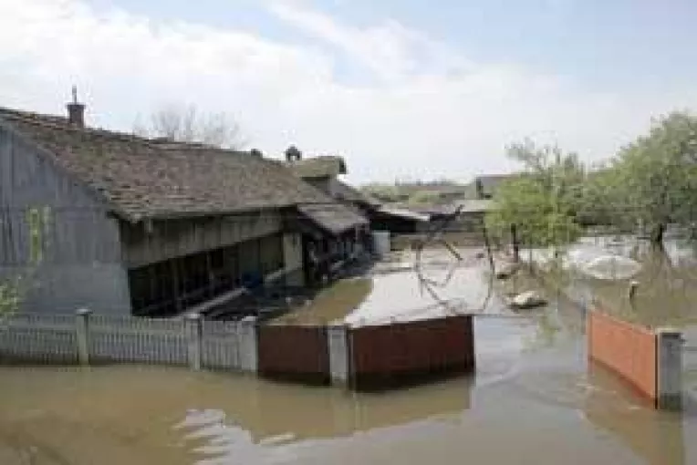 Bani in avans pentru comunele inundate