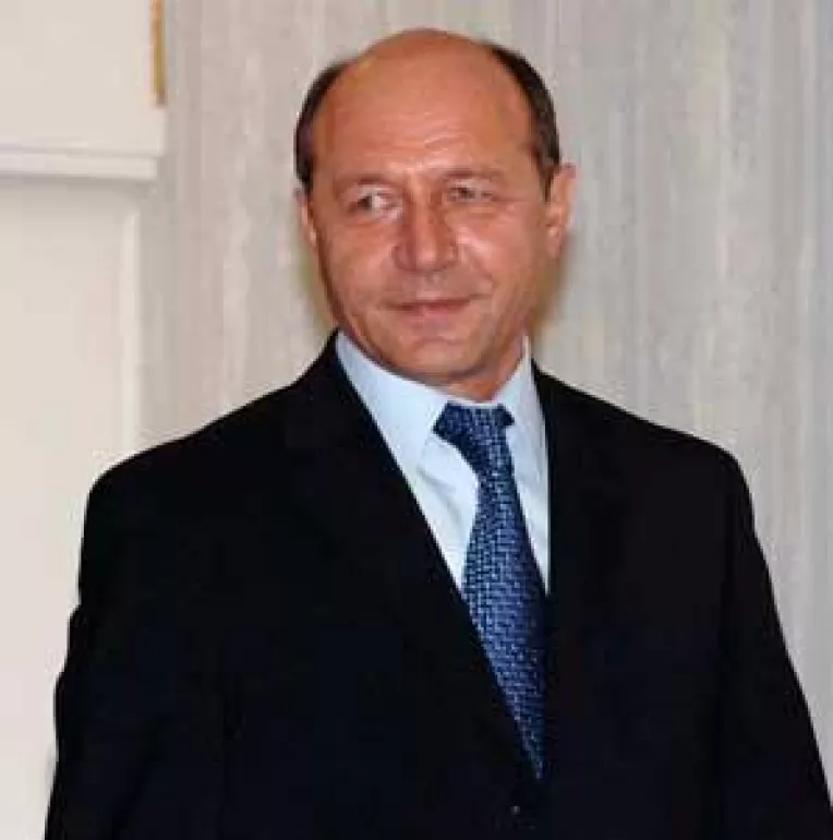 Basescu asediaza Palatul Victoria