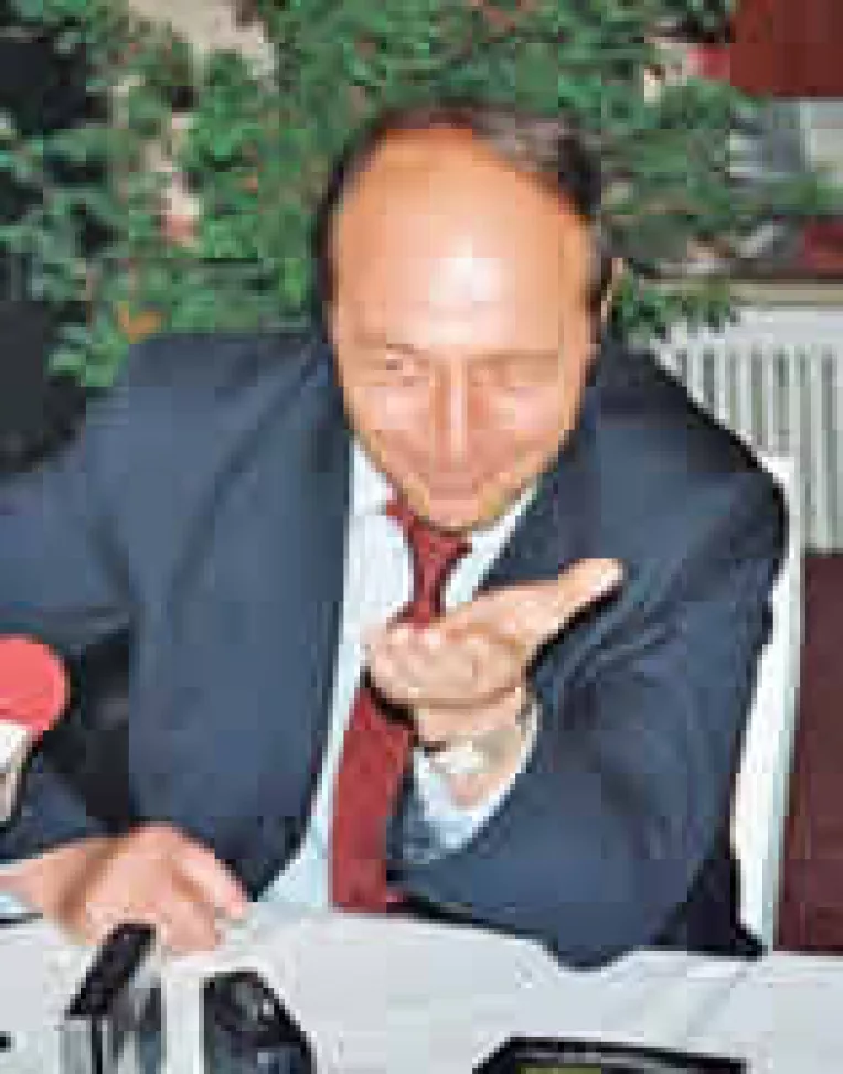 Basescu forteaza fuziunea PNL-PD