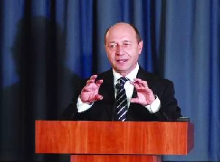 Basescu pune biciul pe functionarii publici