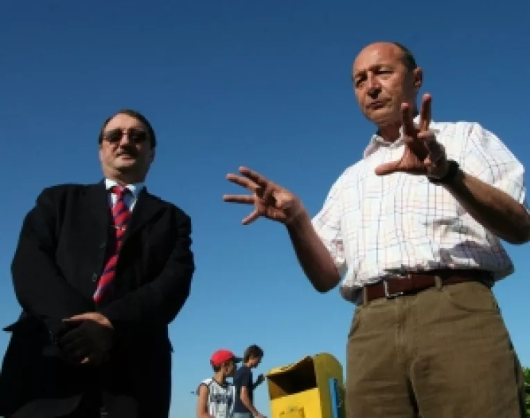 Basescu: Regret ca fratele meu Mircea este actionar al unei firme cu activitati legate de domeniul militar