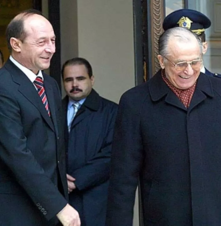 Basescu se ia de "institutii si institute", Iliescu riposteaza