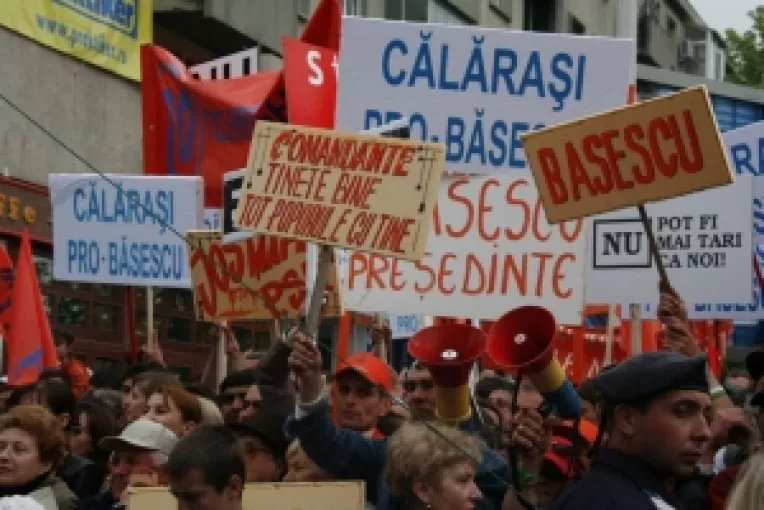 Basescu si PDL: Apostrofati de fostii simpatizanti, pe site-ul oficial al partidului!