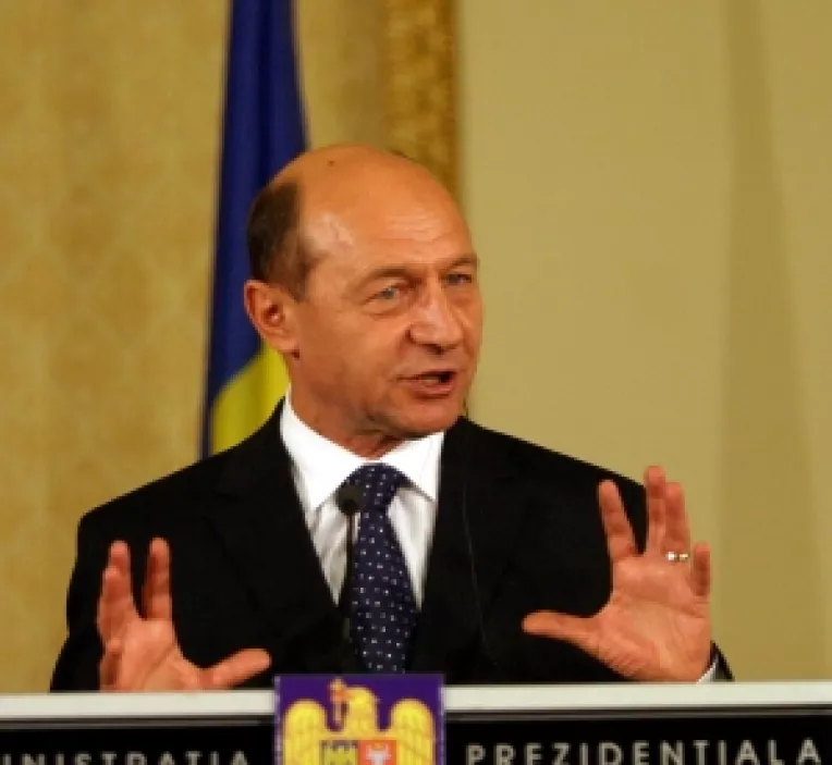 Basescu vrea si intelectuali de stanga