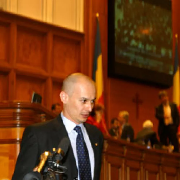 Bogdan Olteanu se lauda cu absenta restantelor legislative