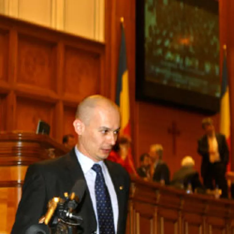 Bogdan Olteanu vrea sa-i disciplineze pe deputati