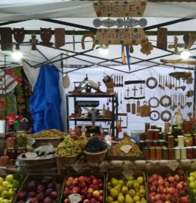 Brandul Niste tarani, la targul de Craciun organizat in curte MTR