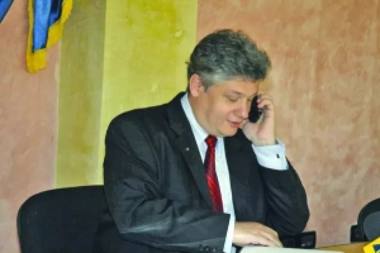 Ca sa nu fie inregistrat?
Ovidiu Brailoiu isi ascunde telefonul in paharul cu apa