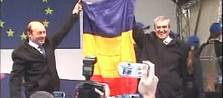 Calin Popescu Tariceanu si Traian Basescu s-au luat in brate