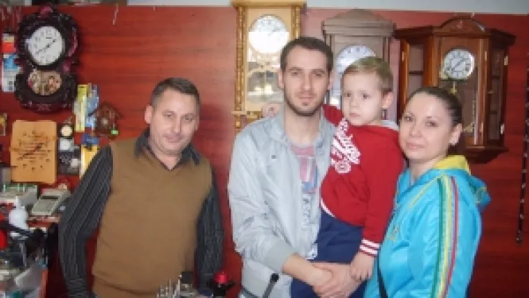 Ceasornicarul Catalin Vardianu repara 100 de ceasuri de mana intr-o luna