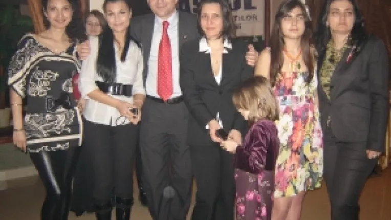 Christian Ciocan a dansat cu politistele, la petrecerea de 8 martie de la Old School Club