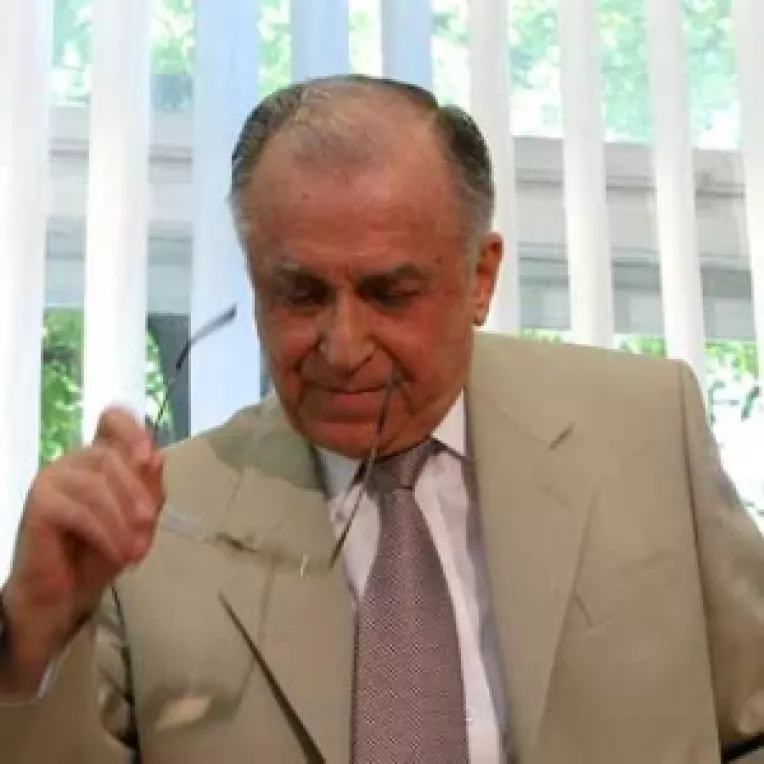 Cineva il apara si pe Ion Iliescu