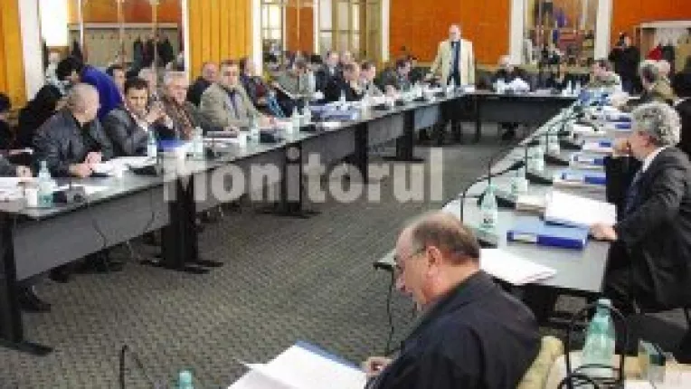 Consilierii locali vor sa intre in rind cu lumea