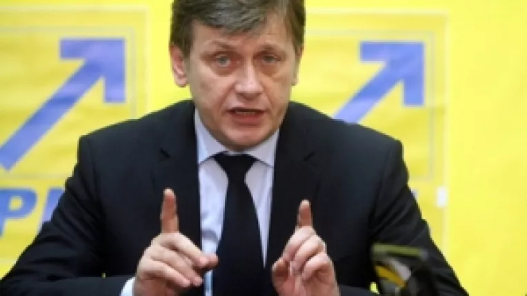 Crin Antonescu: "Este exclusa participarea PNL la un Guvern-marioneta al lui Basescu"