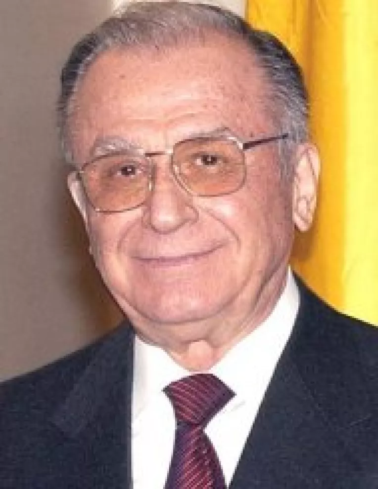 Cu picioarele pe pamant: Ion Iliescu taie nodul gordian