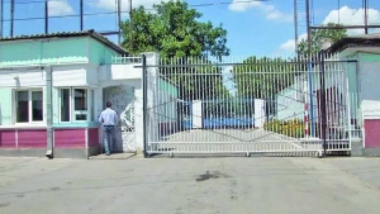 Cu toate ca la Poarta Alba sunt libere 5 garsoniere, 10 angajati ai Penitenciarului primesc bani de chirie in Constanta