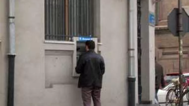 Cum actioneaza falsificatorii de carduri