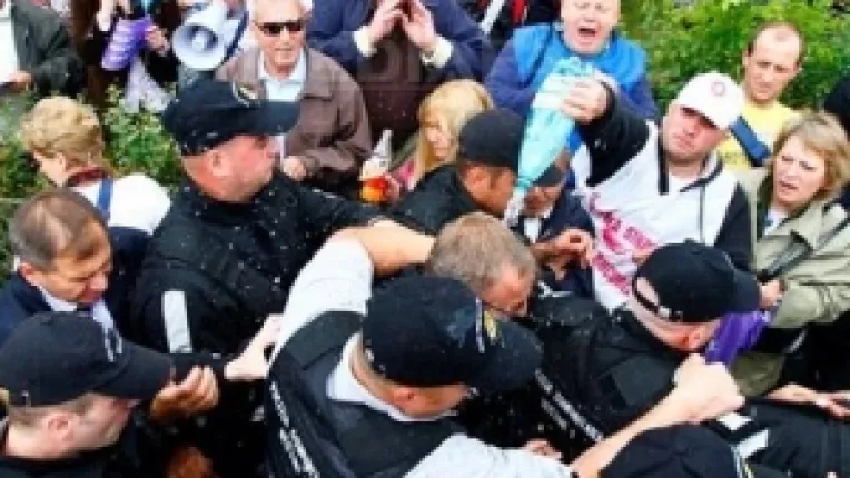 Cum e perceput PD-L de populatie: Marcel Hoara, taliban pedelist, la un pas de linsaj in Piata Victoriei, atacat cu pietre si fugarit