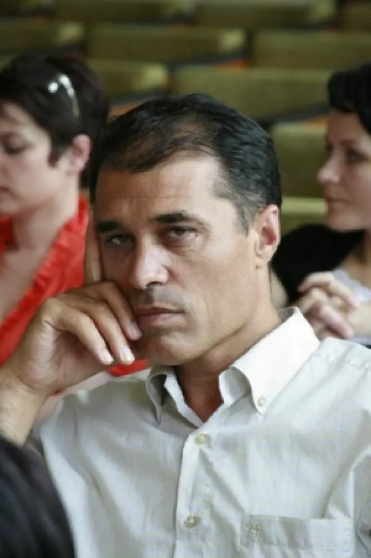 Daca primeste bani de la guvern, primarul din Cogealac, Cati Hristu, trece de la PNTCD la PD-L