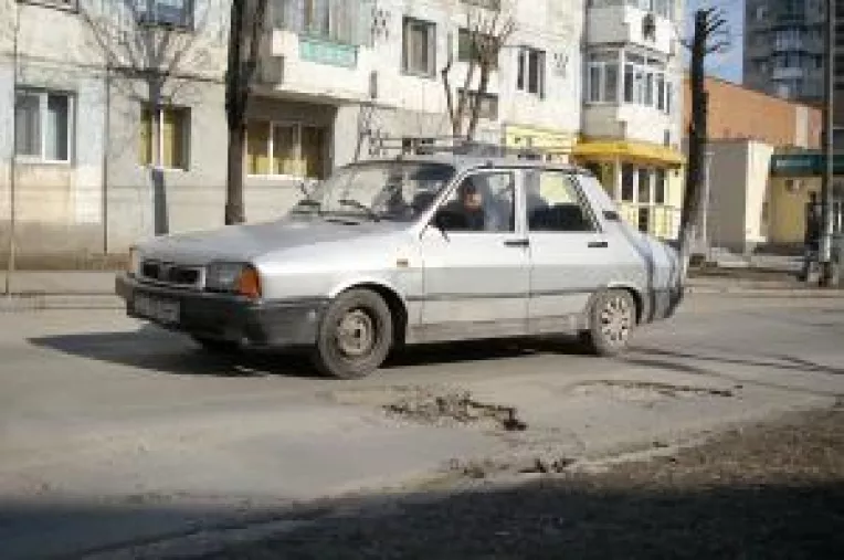 Dam in gropi pana  se termina licitatia