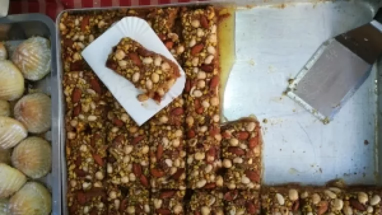 Delicii traditionale, la targul din curtea MTR