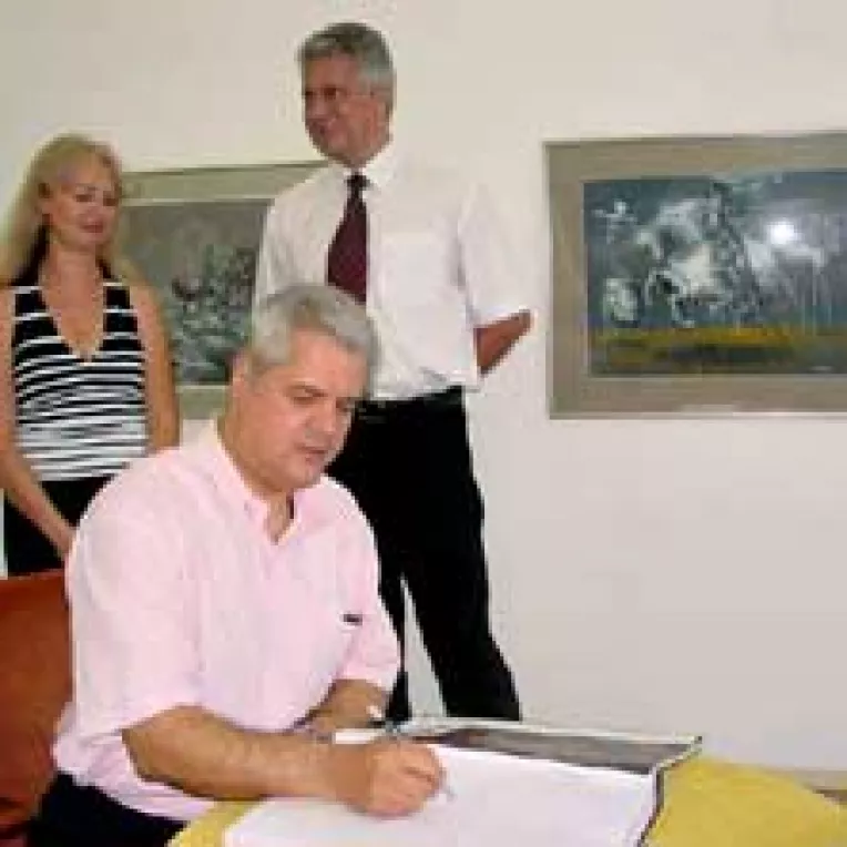 Demnitarii nu vor declara “cadourile uzuale“ primite de la rude