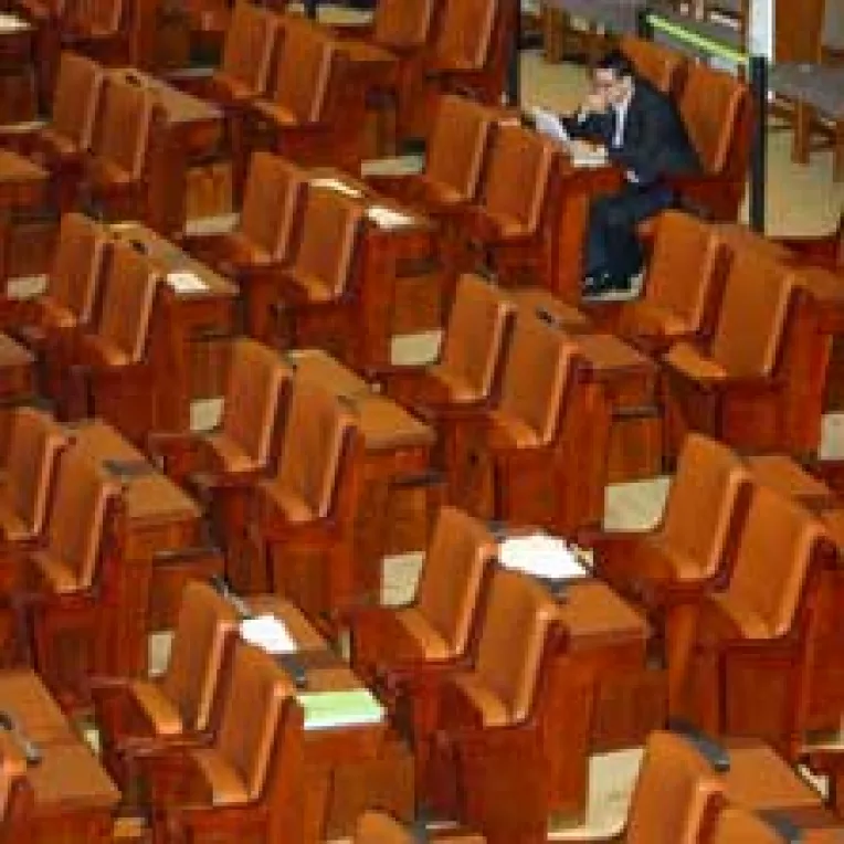 Deputatii isi motiveaza nejustificat absentele, la gramada
