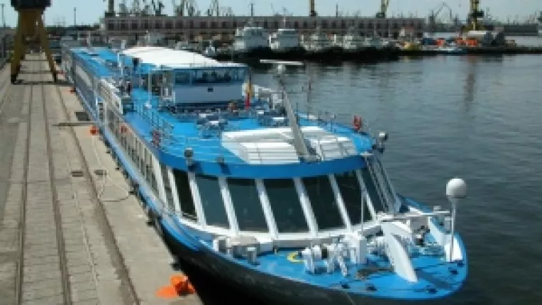 Desi nu are deschidere la mare,
Republica Moldova acorda pavilion de complezenta pentru nave straine