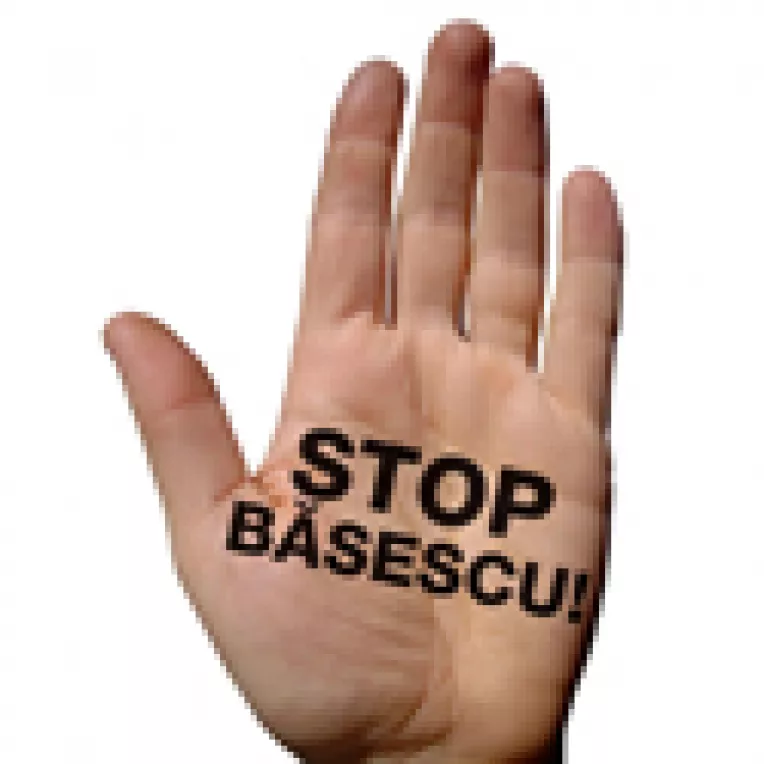 Echipa Geoana-Antonescu-Johannis: Basescu facut K.O. in turul 2