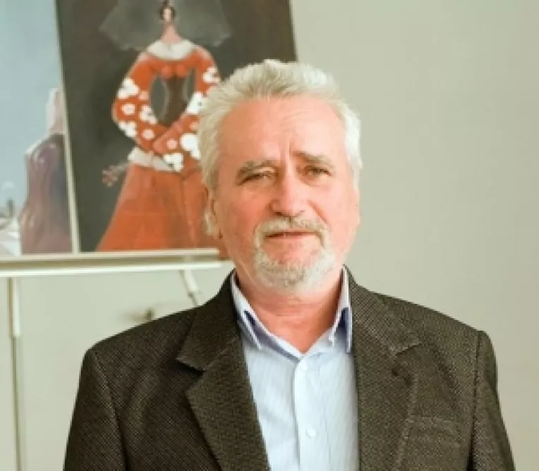 Editorial de Lucian Avramescu: Femeia de serviciu care citeste poezie