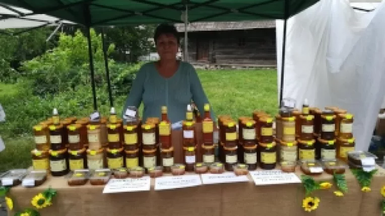 Elena Stan: Mierea de salcam si de tei au mers cel mai bine la targul din curtea MTR!