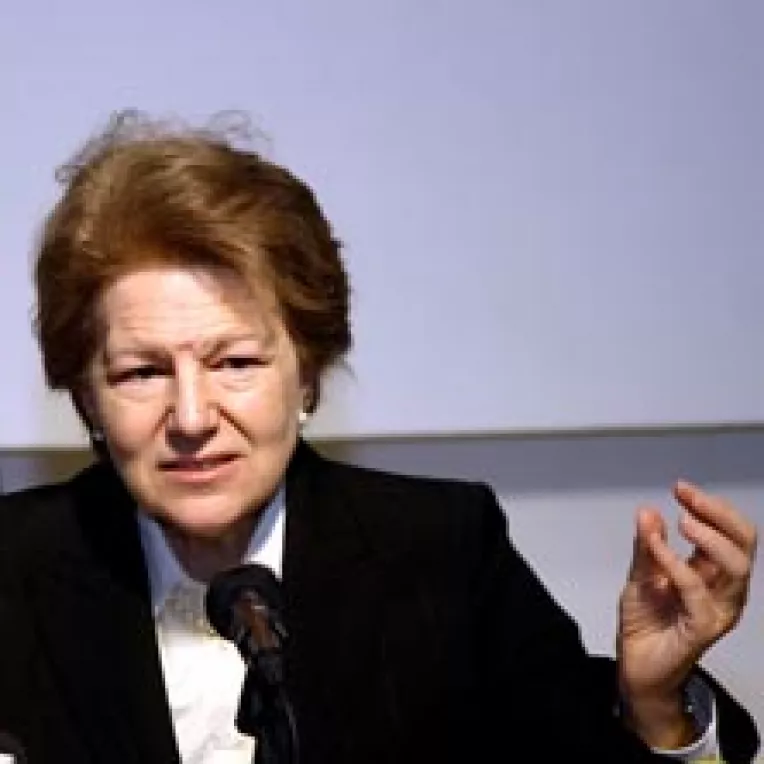 Emma Nicholson ne indeamna sa renuntam la reforma parlamentara