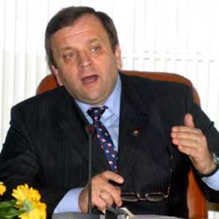 Flutur a declarat razboi gruparii Tariceanu