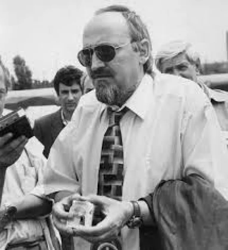 Fotografie rara: Senatorul Ion Solcanu fuma in 1992 Carpati fara filtru