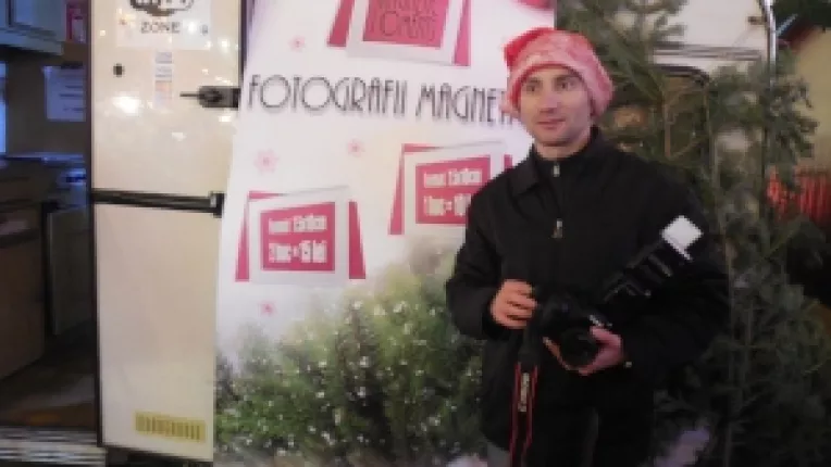 Fotografii pe magneti, la standul Magic Moments, la Bucharest Christmas Market 2015 de la Universitate