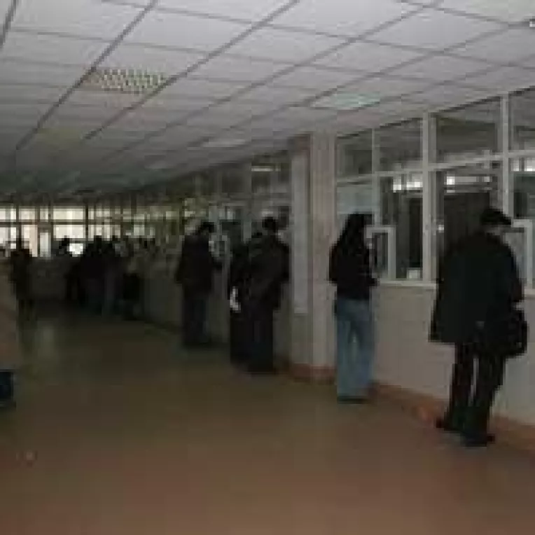 Functionarii de la Taxe si Impozite, premiati. 62 de milioane de caciula, stimulent in primarie